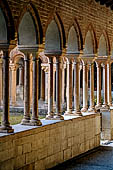 Verona, Cattedrale di San Zeno, dettagli del chiostro romanico-gotico.